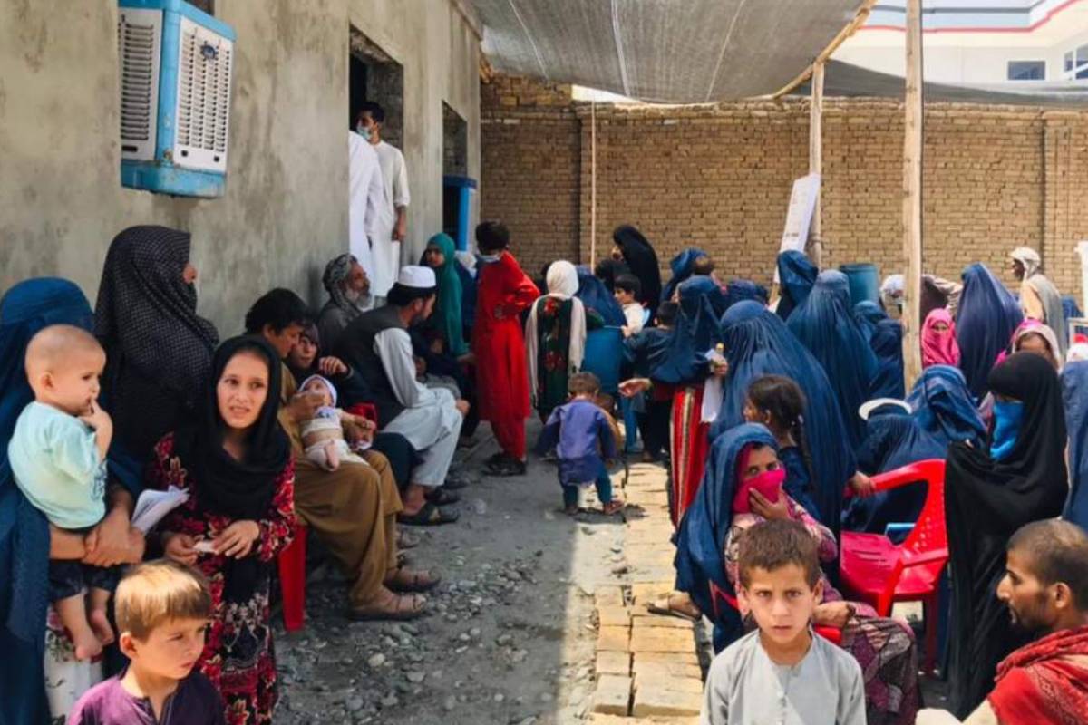 Clínica temporal instalada por Médicos Sin Fronteras el 6 de julio para personas desplazadas por los intensos combates en los alrededores de Kunduz (Afganistán). (FOTO: Prue Coakley-MSF)
